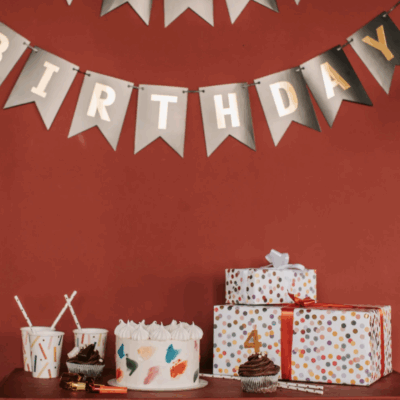 Les Options Anniversaires : Invitations, Fanions, Cadeaux